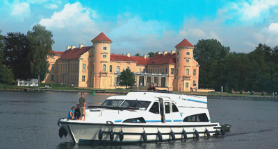 Le Château de Rheinsberg et un bateau Le Boat