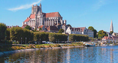 Kirche in Auxerre über dem Fluss